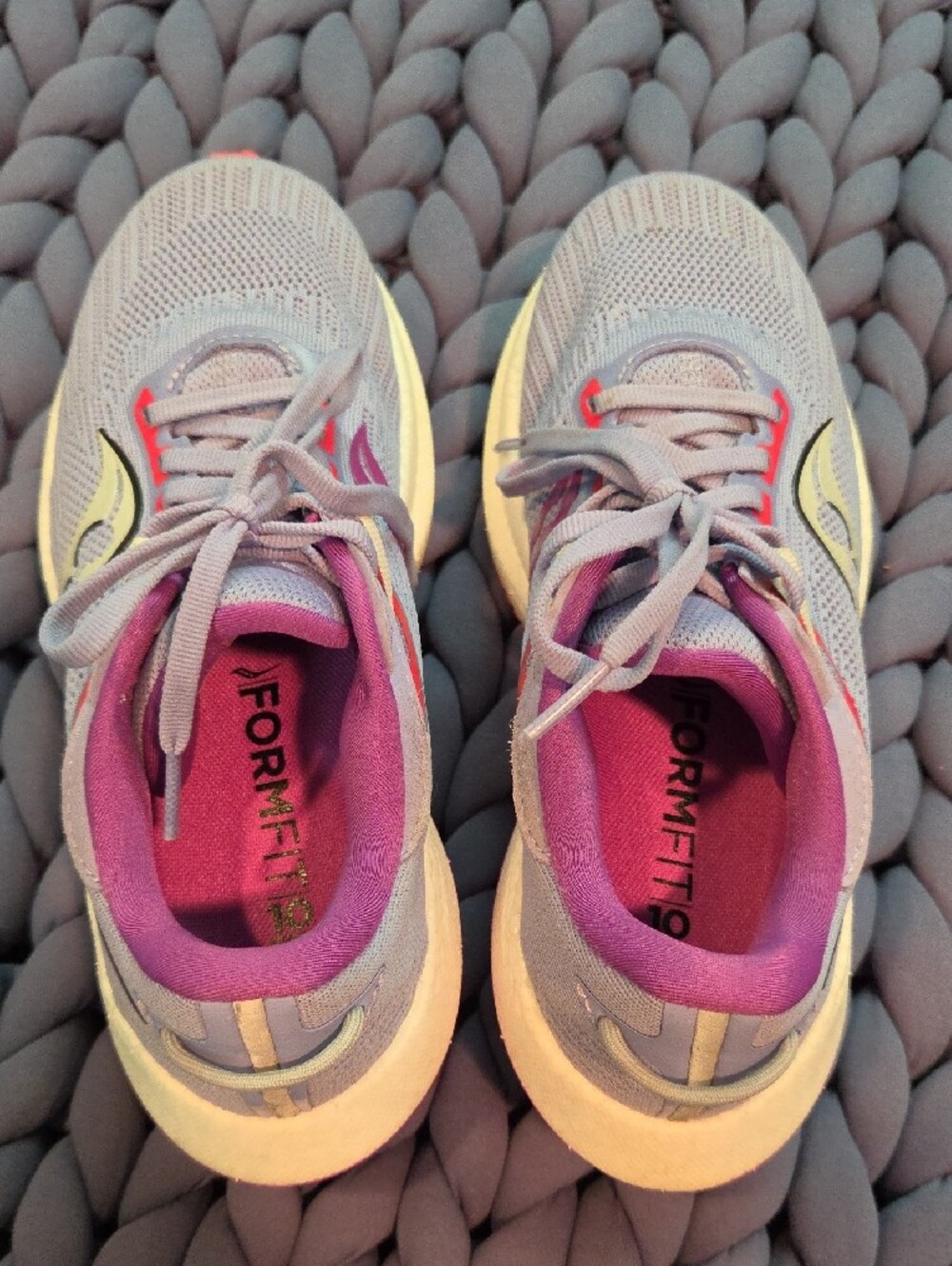 Saucony Triumph Women's Lavender Running Sneakers with Pink Accents - Picture 2 of 5